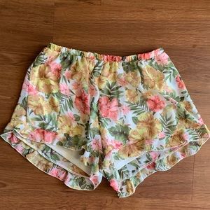 NWOT floral ruffle shorts. Sz Small